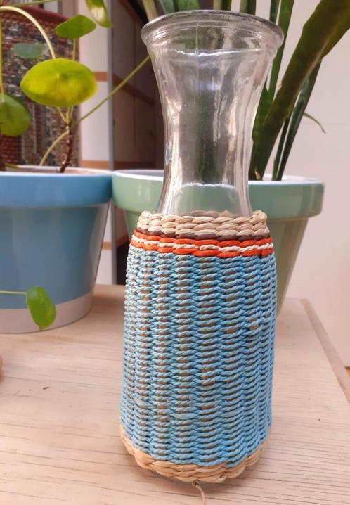 glazen vaas/ waterkruik met rieten omhulsel bohostijl, Huis en Inrichting, Woonaccessoires | Vazen, Zo goed als nieuw, Blauw, Minder dan 50 cm