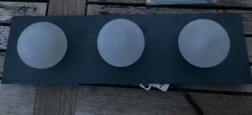 Halogeenlamp met 3 matte bollen. beschikbaar voor biedingen