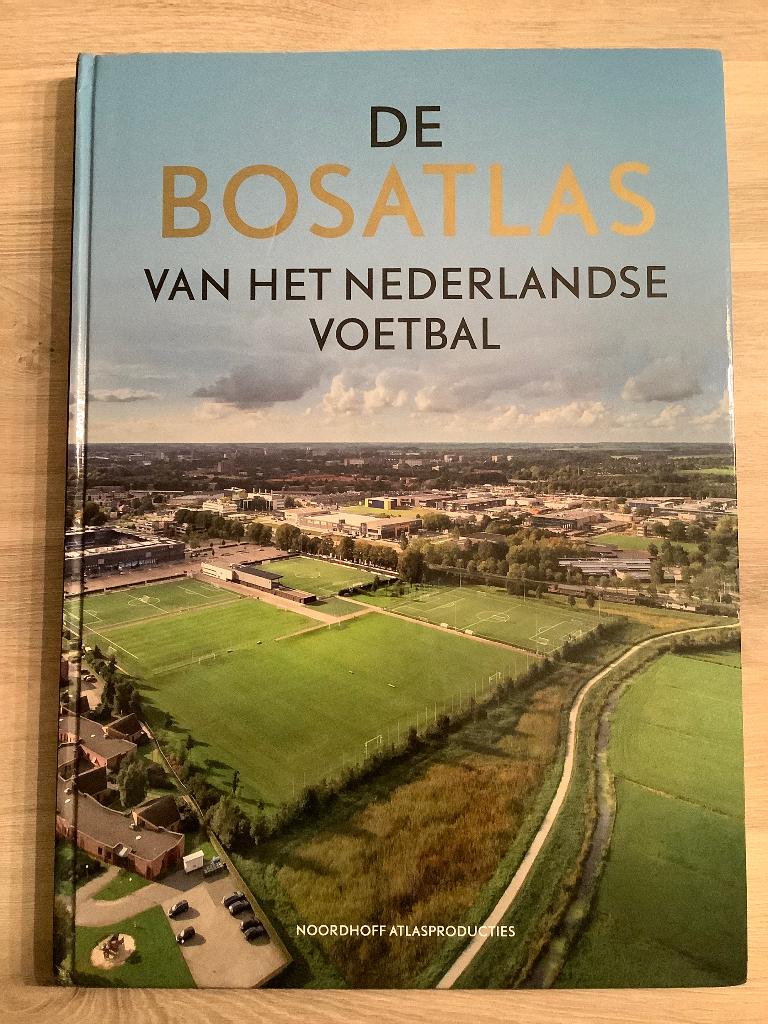 Bosatlas van het Nederlandse voetbal, Livres, Livres de sport, Comme neuf, Sport de ballon, Enlèvement ou Envoi