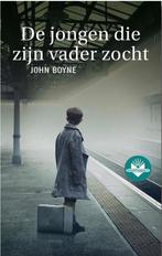 boek: de jongen die zijn vader zocht - John Boyne, Boeken, Kinderboeken | Jeugd | 10 tot 12 jaar, Fictie, Zo goed als nieuw, Verzenden