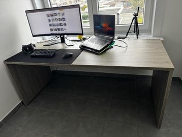 Mooi en stevig bureau beschikbaar voor biedingen