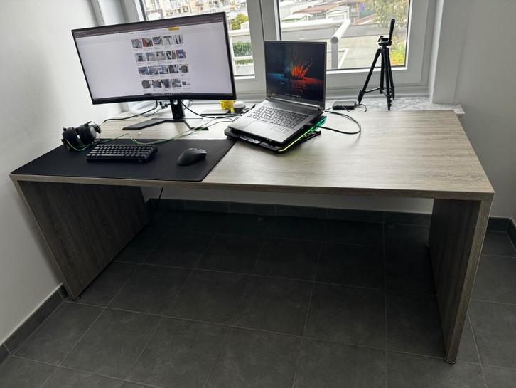 Mooi en stevig bureau, Huis en Inrichting, Bureaus, Zo goed als nieuw, Bureau, Met wielen, Ophalen