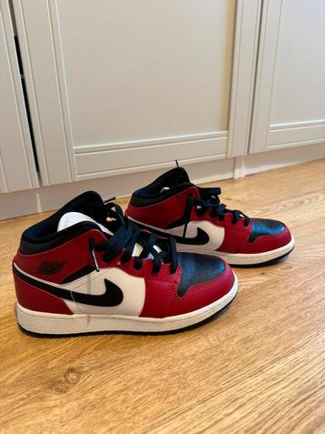 Nike Air Jordan 1 Mid GS Chicago Black Toe beschikbaar voor biedingen