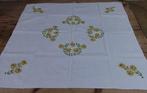 Vintage wit tafelkleedje met gele geborduurde bloemen, PASEN, Huis en Inrichting, Keuken | Textiel, Ophalen of Verzenden, Gebruikt