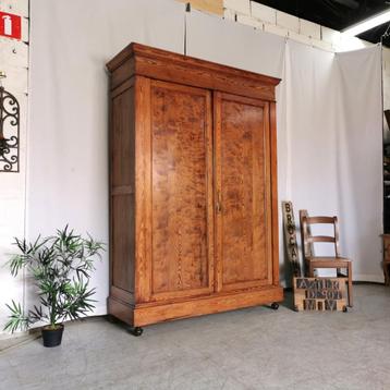 Hoge antieke kleerkast in pitchpine H 223 B 150 D 56 beschikbaar voor biedingen