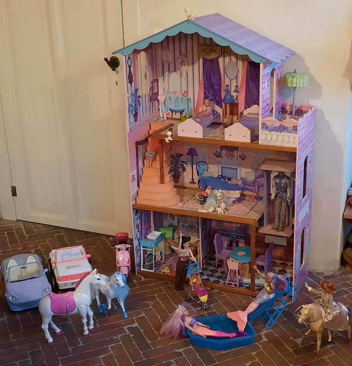 Kidkraft Poppenhuis met Barbie accessoires, Kinderen en Baby's, Speelgoed | Poppenhuizen, Poppenhuis, Ophalen