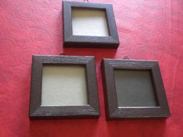 3 Petits cadres brun foncé 4 X 4 cm beschikbaar voor biedingen