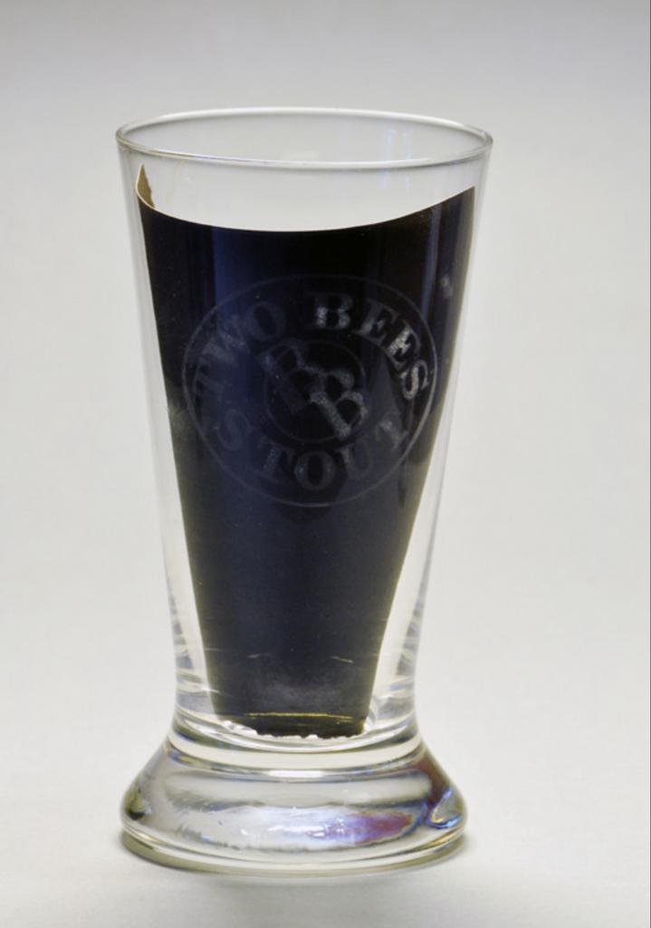 Two Bees Stout Bavaro Brussels Glass, Verzamelen, Biermerken, Ophalen of Verzenden