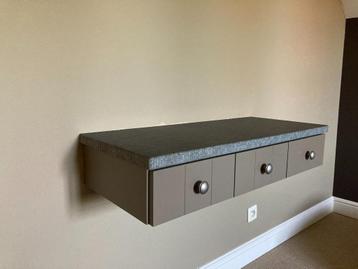 Commode (hangkast) met granieten blad – moet dringend weg beschikbaar voor biedingen
