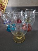 Glazen met gekleurde voet, Verzamelen, Glas en Drinkglazen, Ophalen of Verzenden