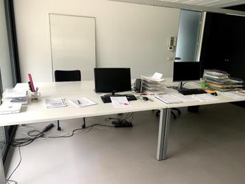 Bureau tafel beschikbaar voor biedingen