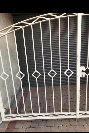 Ijzeren hekken beschikbaar voor biedingen