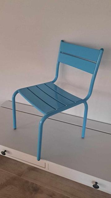 Metalen blauw kinderstoeltje beschikbaar voor biedingen