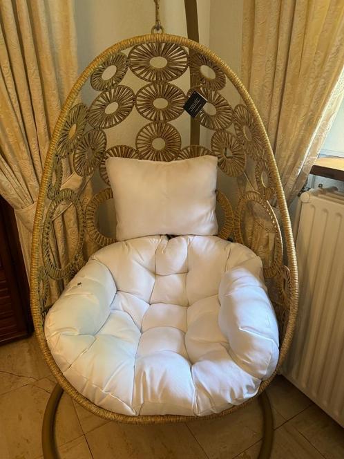 J-Line beige hangstoel met witte kussens Bula – metaal-riet, Tuin en Terras, Tuinstoelen, Nieuw, Metaal, Ophalen
