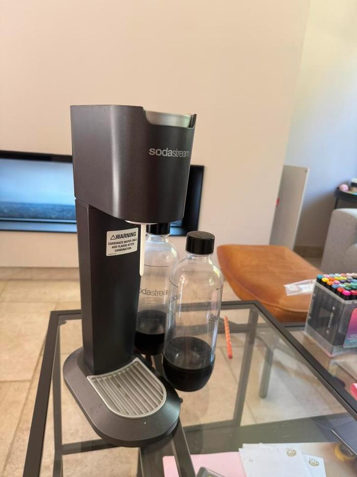 SodaStream toestel met 2 herbruikbare flessen – goede staat, Elektronische apparatuur, Bruiswatermachines, Zo goed als nieuw, Ophalen