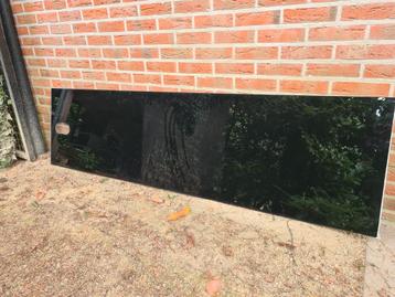 Zwarte glazen spatwand beschikbaar voor biedingen