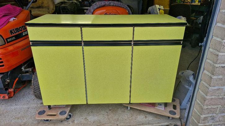 Kleine vintage meubels in gele formica met 4 poten., Antiek en Kunst, Antiek | Meubels | Kasten, Ophalen