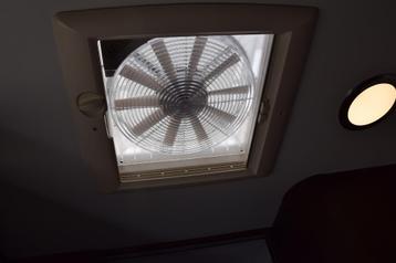 Nieuwe Thule 12V dakluik ventilator - plaatsing mogelijk beschikbaar voor biedingen