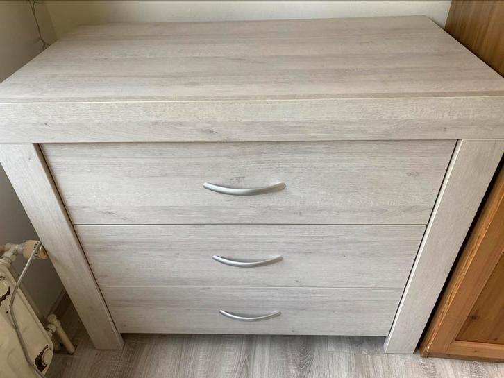Babybed en commode, Kinderen en Baby's, Kinderkamer | Bedden, Zo goed als nieuw, Matras, Ophalen