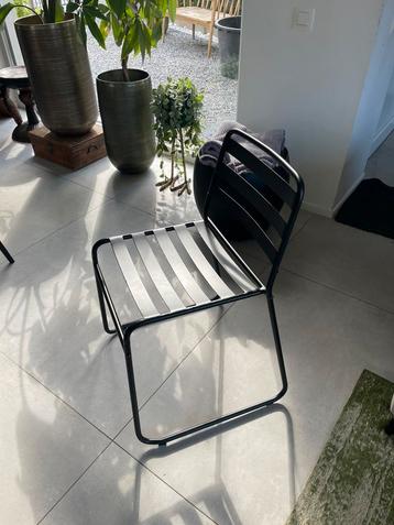 Zwarte metalen stoelen met een strakke en moderne stijl. beschikbaar voor biedingen