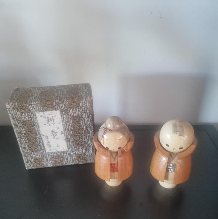 Mooi Kokeshi paar van Shido Shozan (1932–1995), Antiek en Kunst, Kunst | Beelden en Houtsnijwerken, Verzenden