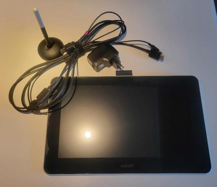 Wacom Intuos Pro M – tekentablet met display– €120, Computers en Software, Tekentablets, Zo goed als nieuw, Bedraad, Multi-touch