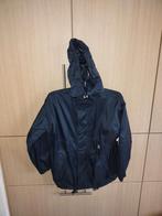 Blauwe regenjas met kap - Basics - maat 140, Kinderen en Baby's, Ophalen, Zo goed als nieuw, Jongen of Meisje, Jas