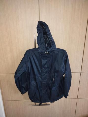 Blauwe regenjas met kap - Basics - maat 140, Kinderen en Baby's, Ophalen, Zo goed als nieuw, Jongen of Meisje, Jas