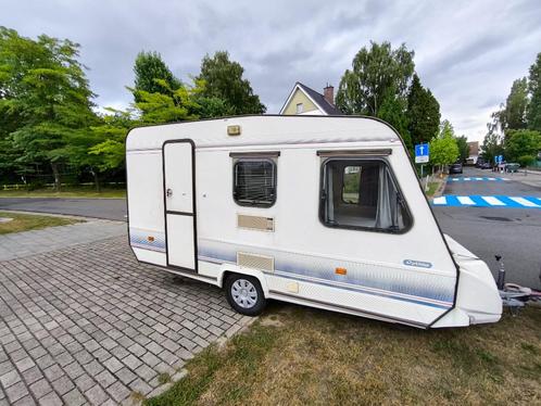 Caravan Adria met stapelbed, Caravans en Kamperen, Caravans, Particulier, tot en met 4, 750 - 1000 kg, Rondzit, Adria, Omvormbare zithoek