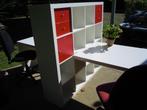 Boekenrek met 2 bureaubladen en 3 bureaustoelen, Huis en Inrichting, Ophalen, Gebruikt, 100 tot 150 cm, Wit met rood accent