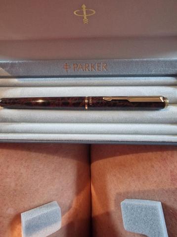 PARKER Sonnet Rode Lak Rollerball met Gouden Details beschikbaar voor biedingen