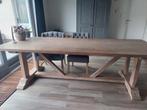 Tafel van oude planken goederenwagon met stoelen, Enlèvement