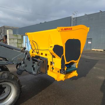 Voederbak met transportband voor maïs beschikbaar voor biedingen