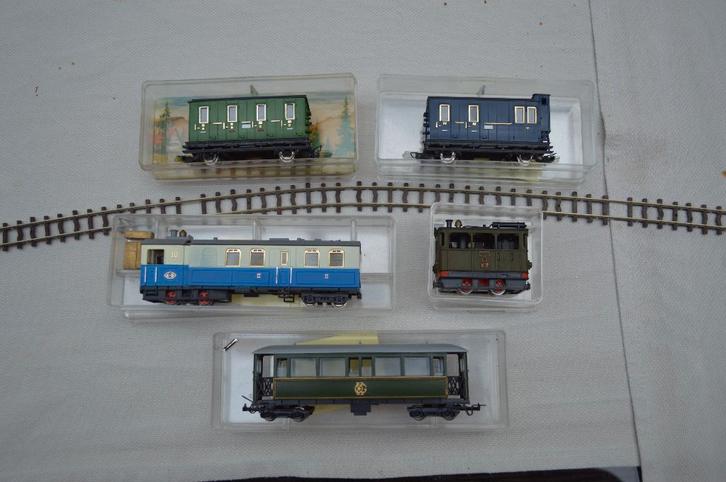 Egger BahN : beau terrain avec 2 locomotives et 3 wagons, Hobby & Loisirs créatifs, Trains miniatures | HO, Comme neuf, Set de Trains