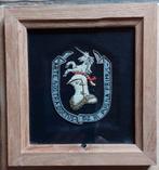 ETBL Arlon insigne van het Belgische leger in een houten fra, Verzamelen, Ophalen of Verzenden