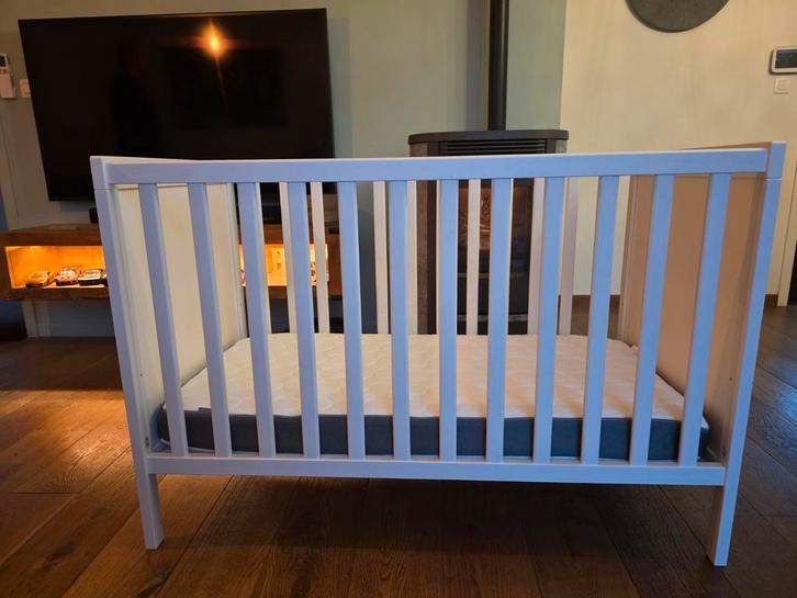 Babybed Ikea inclusief luxematras, Kinderen en Baby's, Babywiegjes en Ledikanten, Zo goed als nieuw, Ophalen