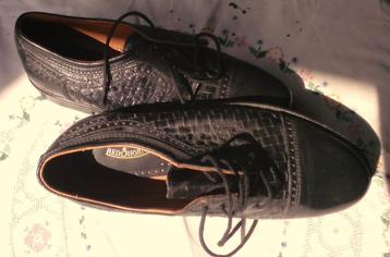 Nieuwe schoenen in gevlochten leder beschikbaar voor biedingen