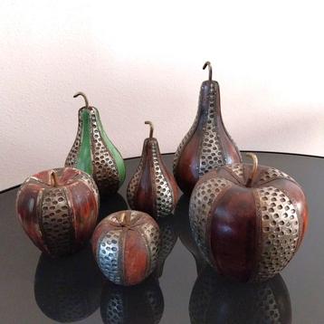 Set of 6 Decorative Sculptures Apples  Pears  Wood  Perforat beschikbaar voor biedingen