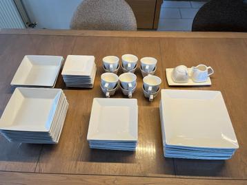 Tijdloze vierkante dinerset van 65 stuks. NIEUWE STAAT beschikbaar voor biedingen