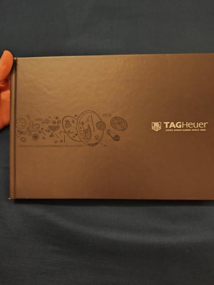 livre "Pioneering Swiss Watchmaking for 150 years" Tag Heuer, Boeken, Romans, Zo goed als nieuw, Europa overig, Ophalen of Verzenden