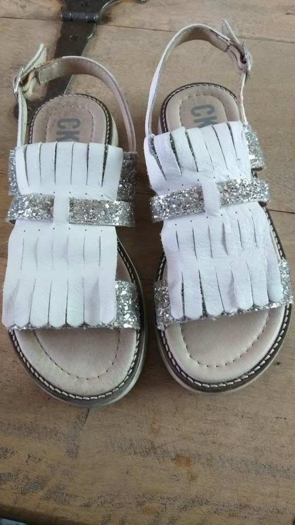 Sandalen wit met ziver CKS maat 33 - bieden mag, Kinderen en Baby's, Kinderkleding | Schoenen en Sokken, Ophalen of Verzenden