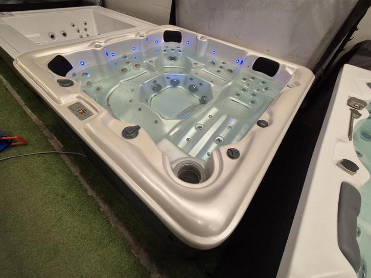 💦GIGANTISCHE DIKKE MASSAGE SPA 💦MERK WELLIS ‼️3 persoons, Jardin & Terrasse, Bains à remous et Spas, Utilisé, Filtre, Enlèvement ou Envoi