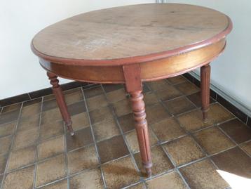 Oude ovalen tafel beschikbaar voor biedingen