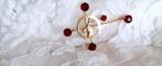 Antieke goudkleurige gemerkte broche met rode steenjes, Handtassen en Accessoires, Antieke sieraden, Verzenden, Koper, Broche