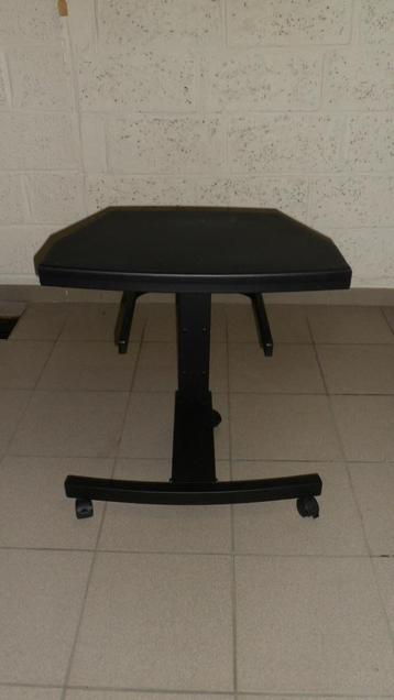 TABLE  TELEVISION ou ORDINATEUR disponible aux enchères