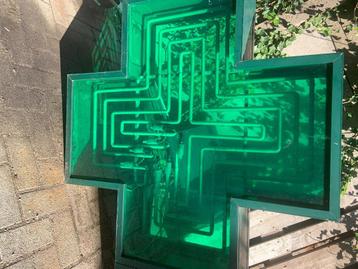 Neon kruis apotheek beschikbaar voor biedingen