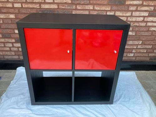 Ikea kallax zwartbruin met rode inzetten 77x77 cm, Huis en Inrichting, Kasten | Roldeurkasten en Archiefkasten, Zo goed als nieuw