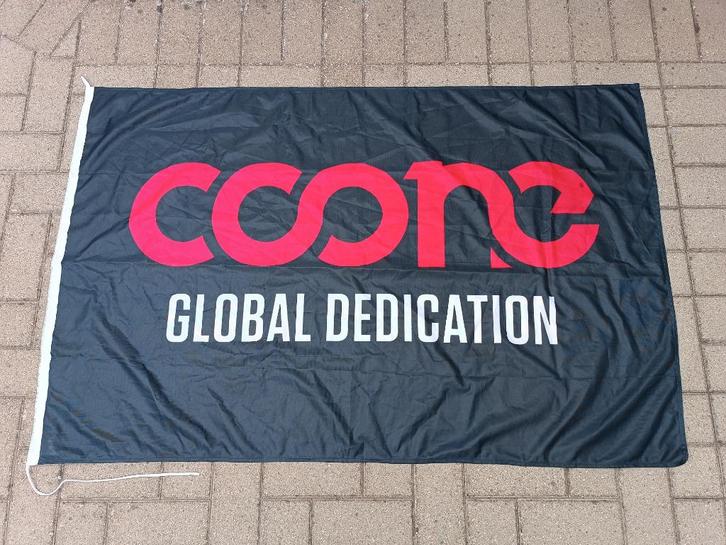 DJ Coone - Vlag Global Dedication - Coone - Hardstyle, Verzamelen, Merken en Reclamevoorwerpen, Gebruikt, Overige typen, Ophalen of Verzenden