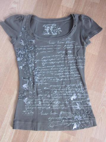 grijs-bruin T-shirt met bloemen en een geschreven gedicht