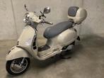 Vespa gts 125 cc  maart 2024  met 2000 km op de teller, Fietsen en Brommers, Ophalen, Zo goed als nieuw